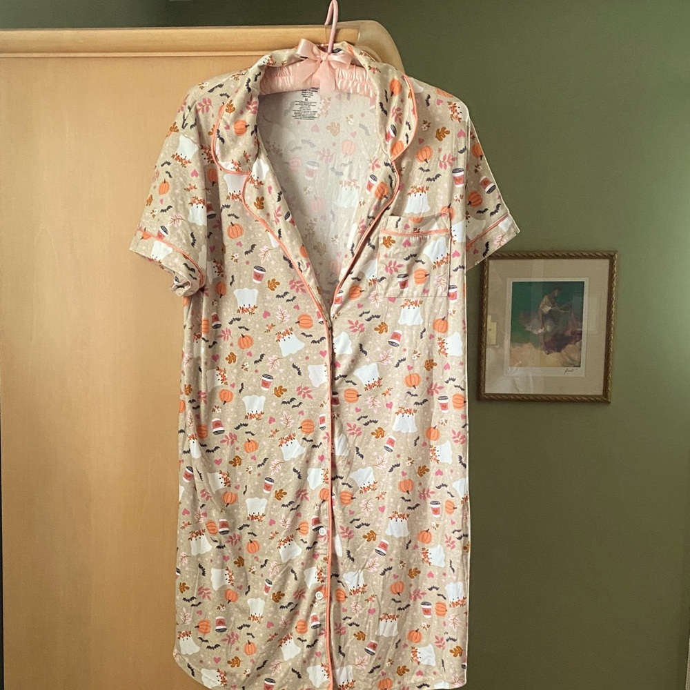 NWOT 🎃👻 Derek Heart Fall/ Halloween Night Shirt w/ collar and 5 front buttons .